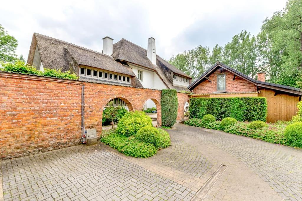 Luxury Raesborre Domain